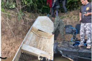 Policiais do Amazonas localizaram a lancha em que viajavam o indigenista Bruno Pereira e o jornalista Dom Phillips, mortos há duas semanas (Foto: divulgação/PF)