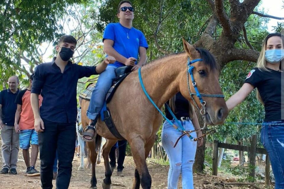 Deficientes visuais andam a cavalo pela primeira vez em projeto da ADVEG em Goiânia