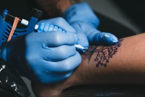 Uma mulher terá de indenizar um tatuador depois de ofendê-lo por não gostar do serviço feito em Ipameri, no interior de Goiás. (Foto ilustrativa: Pexels)