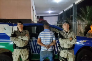 A Polícia Militar (PM) atendeu dois casos diferentes, neste sábado (4), em que homens foram presos suspeitos de tentarem matar suas vítimas, ao atear fogo nelas. Ambos os casos ocorreram na cidade de Rio Verde, no Sudoeste de Goiás.