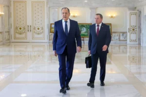 Chanceler russo, Sergei Lavrov, ao lado do chanceler bielorrusso, Vladmir Makei (Foto: Ministério das Relações Exteriores da Rússia)