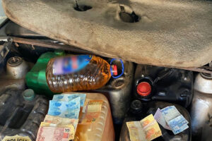 A Polícia Civil prendeu um homem com 65 litros de combustíveis ilegais, que segundo o próprio o suspeito,  seriam revendidos de forma clandestina, em Senador Canedo, na Região Metropolitana de Goiânia. Flagrante aconteceu nesta terça-feira (7).