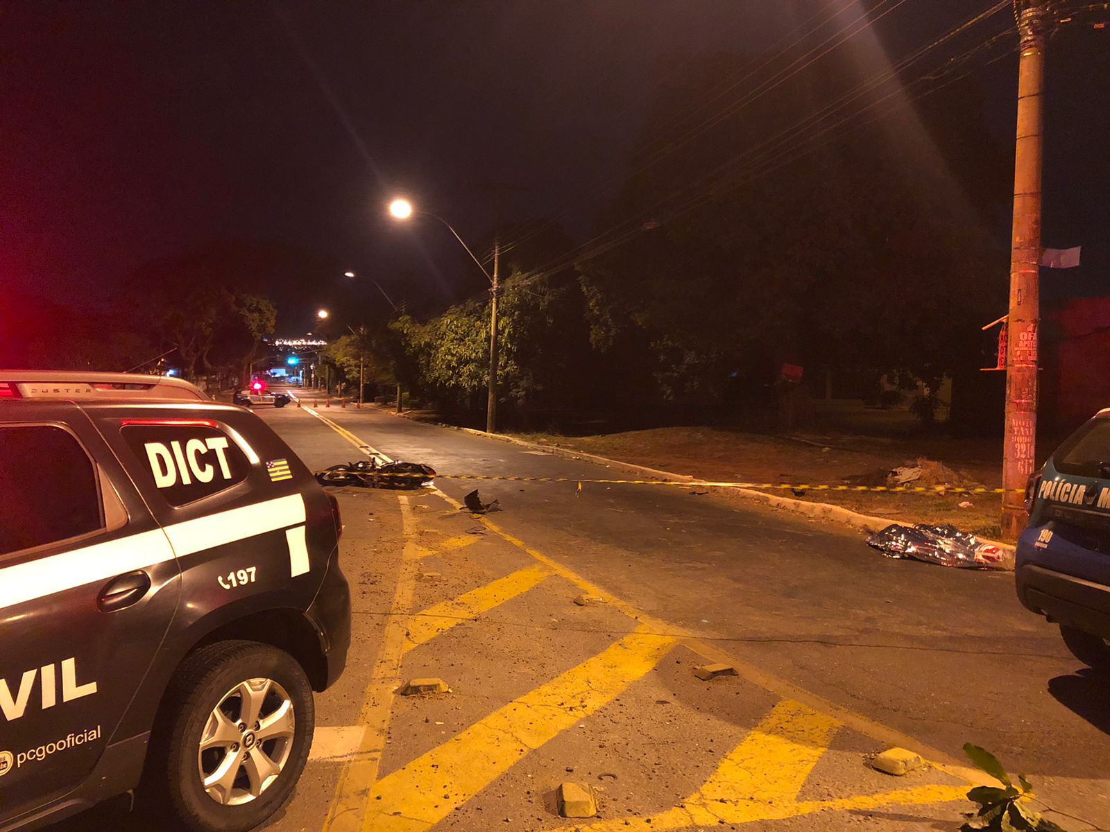 Motociclista de 20 anos morre após colidir contra poste em Goiânia