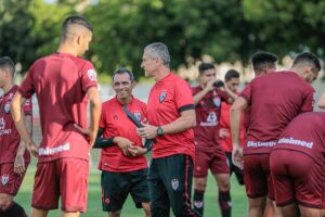 Jorginho passa instruções em treino do Atlético Goianiense