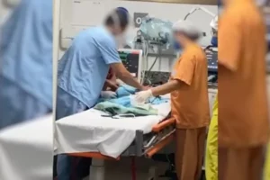 Recém-nascido atingido na cabeça por panela de ferro deve passar por cirurgia (Foto: Divulgação/Polícia Militar)