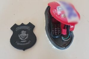 Um aparelho celular foi encontrado dentro de uma escova plástica usada para lavar roupas no presídio de Santa Helena de Goiás. (Foto: divulgação/DGAP)