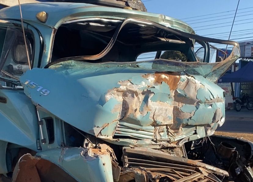 Cabine ficou destruída com o impacto da batida (Foto: Jonathan Cavalcante-Mais Goiás)