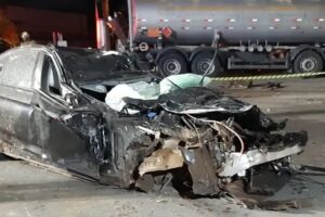 Um motorista de uma BMW morreu em um acidente com um caminhão-tanque na BR-277, em Curitiba, na madrugada deste sábado (11). (Foto: reprodução)