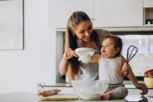 Ajudar nas tarefas domésticas melhora o desempenho acadêmico de crianças, revela estudo (Foto: Pixabay)