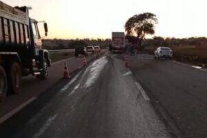 Acidente entre caminhões na BR-060 deixa pista interditada entre Goiânia e Guapó