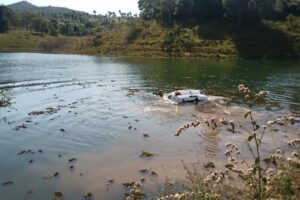 Bombeiros militares de Goiás retiraram um carro estava dentro do Lago Azul, na cidade de Três Ranchos, região Sudoeste de Goiás. (Foto: divulgação)