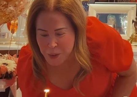 Zilu Godoi ganha bolo em forma de bolsa para celebrar aniversário