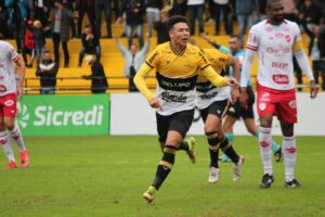 Marquinhos Gabriel comemorando gol contra o Vila Nova