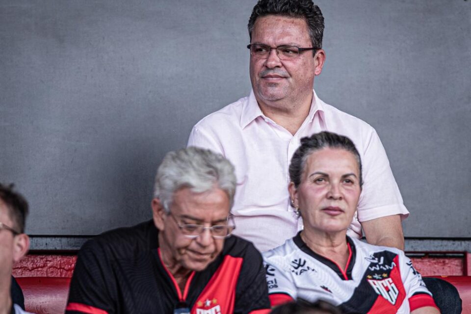 Adson Batista na tribuna do estádio Antônio Accioly