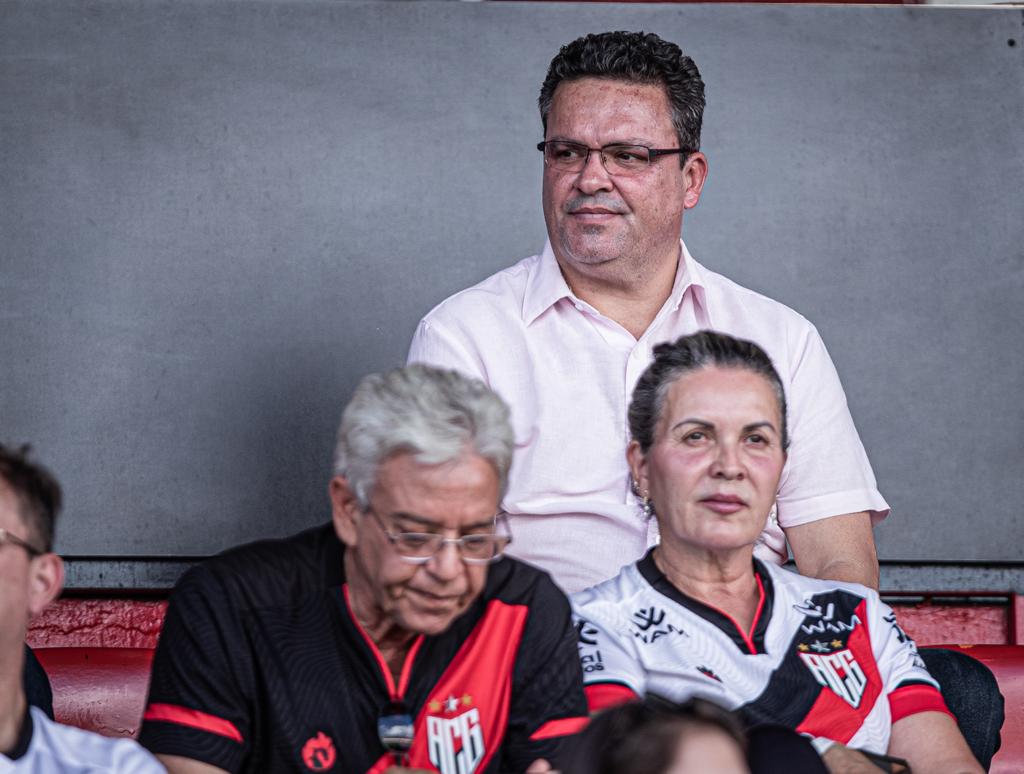 Adson Batista na tribuna do estádio Antônio Accioly