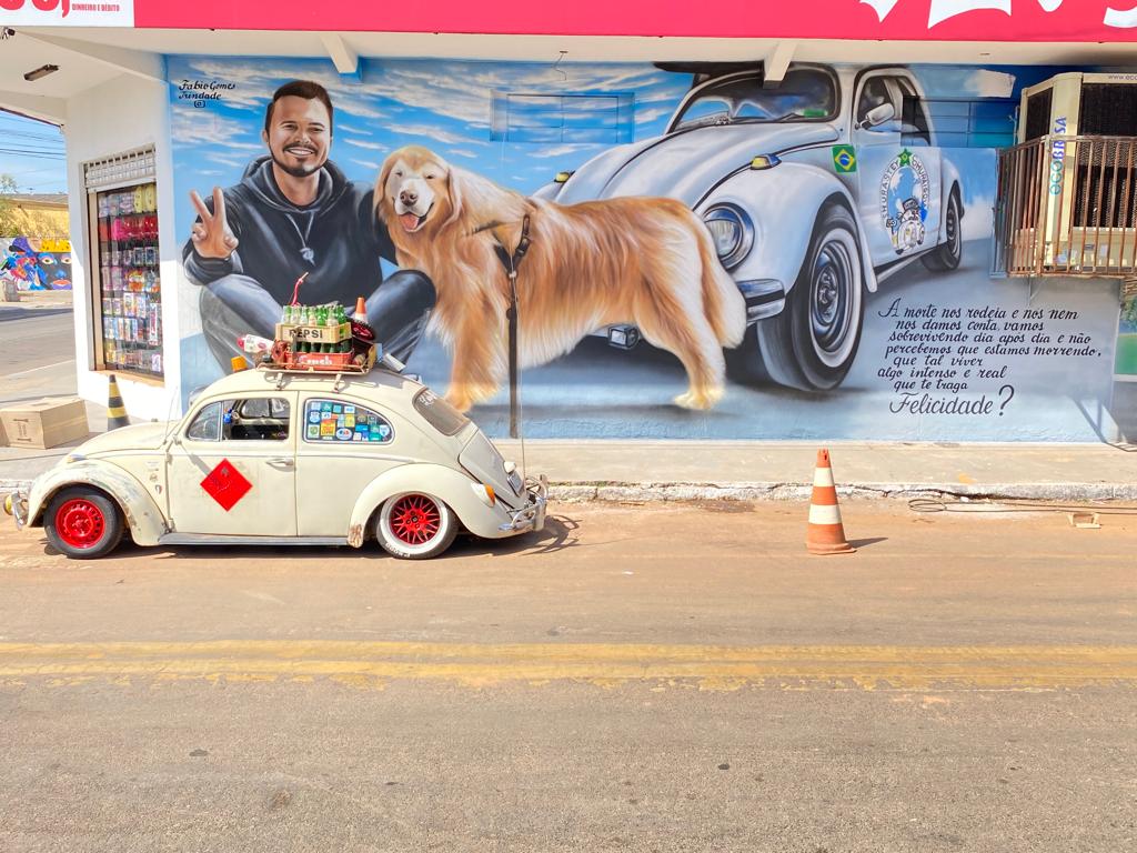 O artista goiano Fábio Gomes fez obra em Trindade em homenagem ao influenciador digital de Santa Catarina, Jesse Koz, e ao cão Shurastey. (Foto: arquivo pessoal)