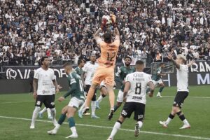 O gol do jogo entre Goiás e Corinthians foi marcado por Fábio Santos