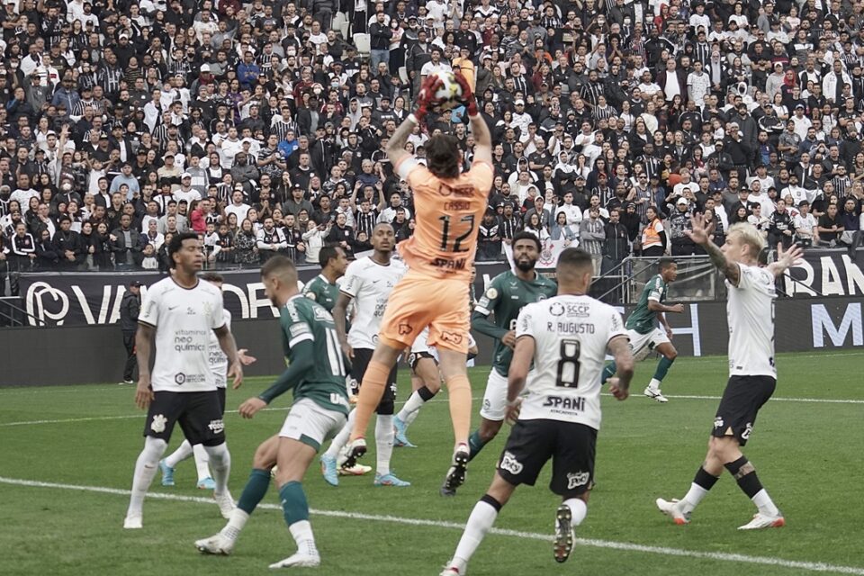 O gol do jogo entre Goiás e Corinthians foi marcado por Fábio Santos