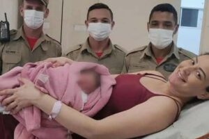 Bombeiros são chamados para atender mãe e recém-nascido após parto de emergência, em Goiânia (Foto: Divulgação)