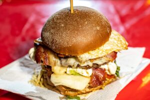 sanduíche da Sunduway, loja vencedora na categoria "Pit Dog", em 2019, do Festival Burger Time