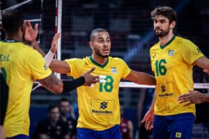 Jogadores do Brasil comemoram vitória sobre a Sérvia