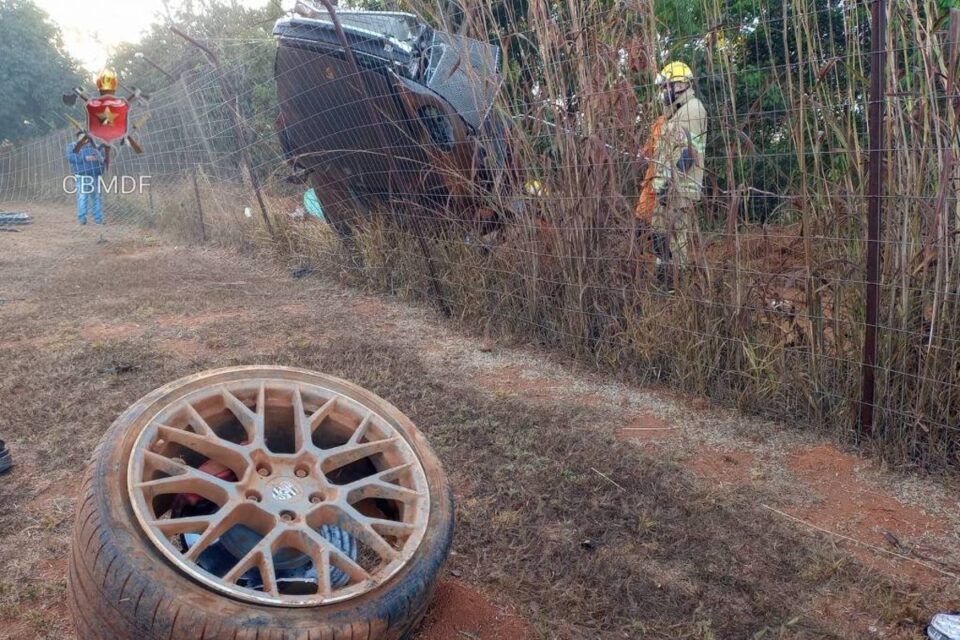 Porsche capota perto do Jaburu, deixa morto e feridos; Bolsonaro vai ao local (Foto: Bombeiros)