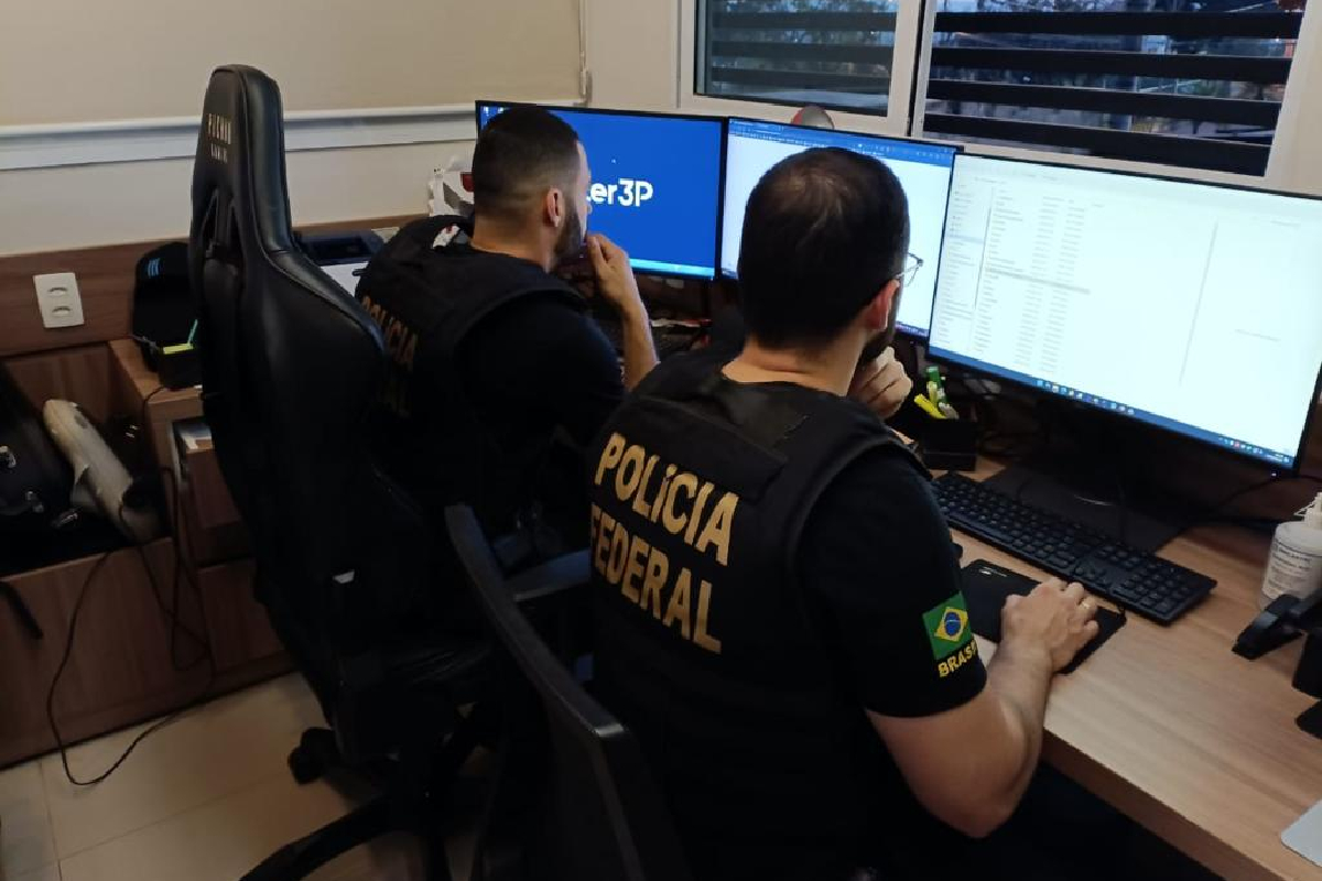 Policiais cumprem mandados de busca e apreensão, nas cidades de Rio Verde e Goiânia