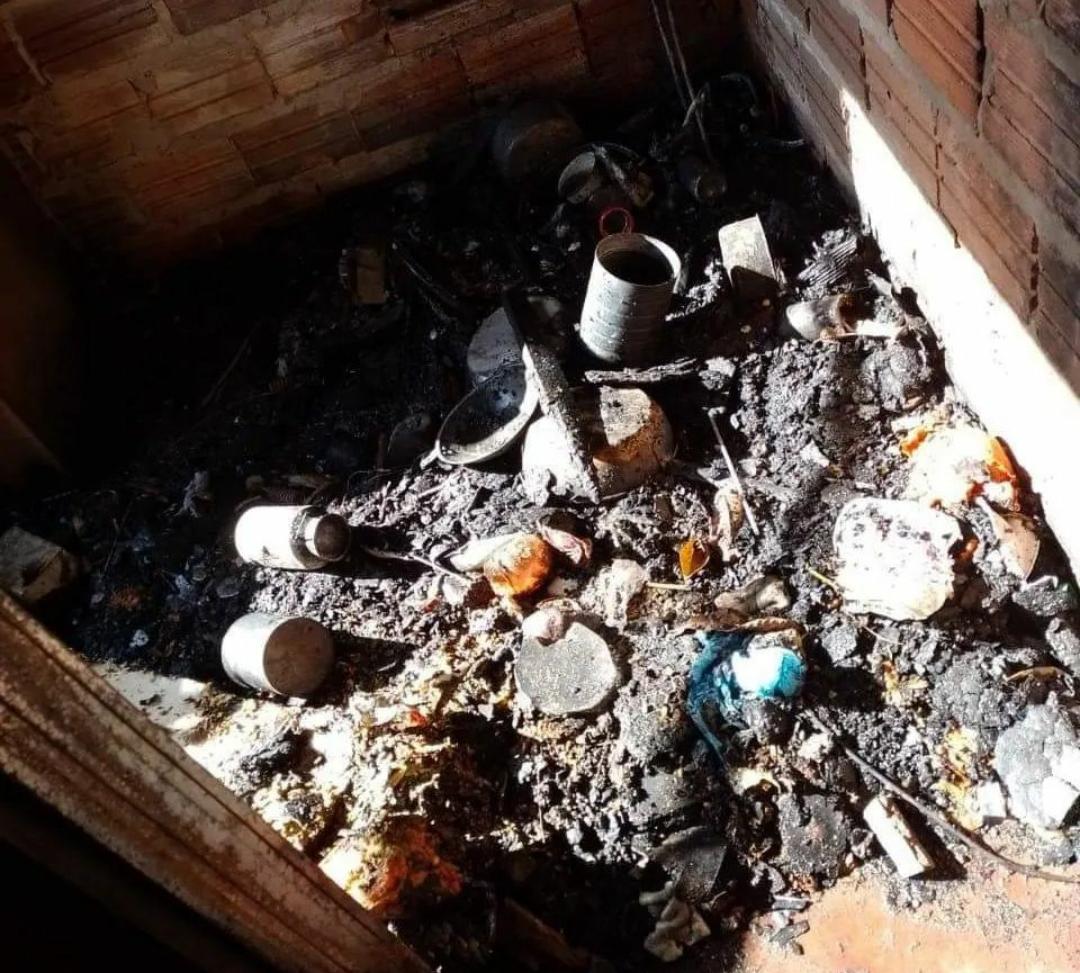 Família pede ajuda para reconstruir cozinha e sala incendiada após curto-circuito em Jataí (GO)