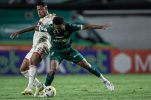 Caio Vinícius disputa bola com jogador do Internacional