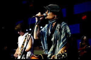'Não vou acreditar mais nos humanos' diz Johnny Depp em música lançada após vencer Heard