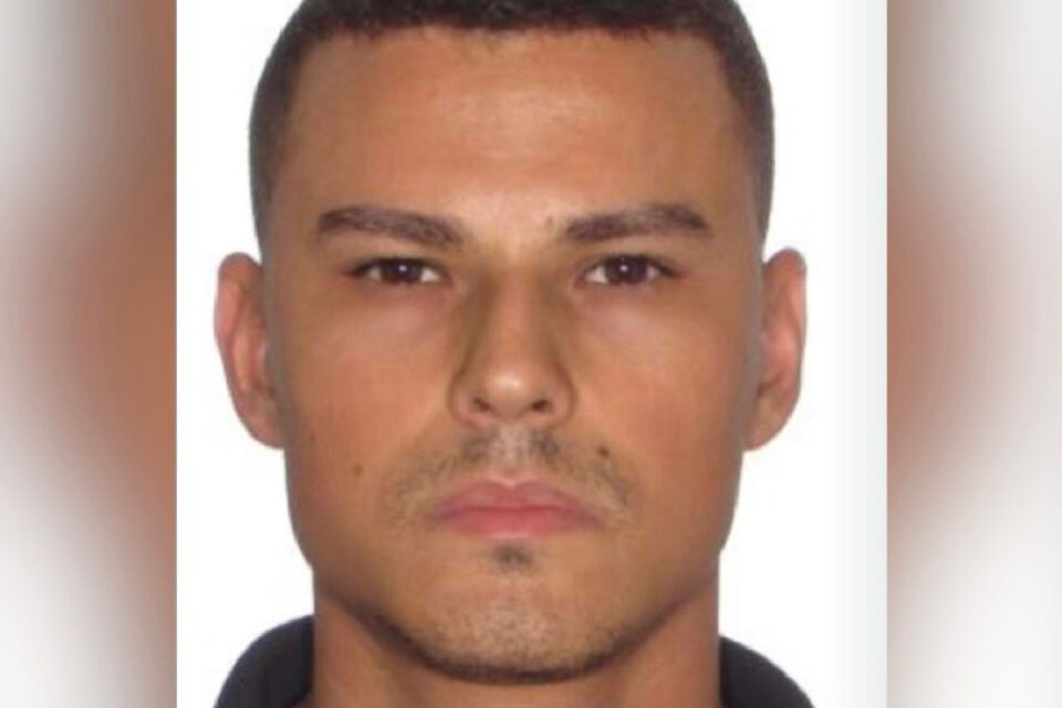 Felipe Gabriel Jardim Gonçalves, de 26 anos, é considerado foragido por assassinar o ex-sogro com um tiro na cabeça, em Goiânia