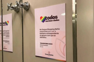 Shopping retira placas contra transfobia em banheiros após críticas na Bahia