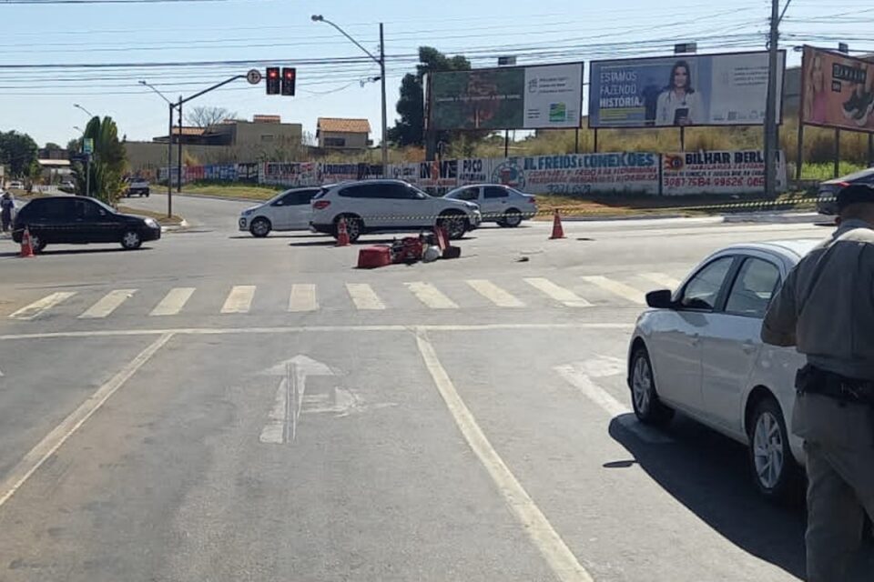 Motociclista fica em estado grave após bate em ônibus, em Goiânia (Foto: DICT)