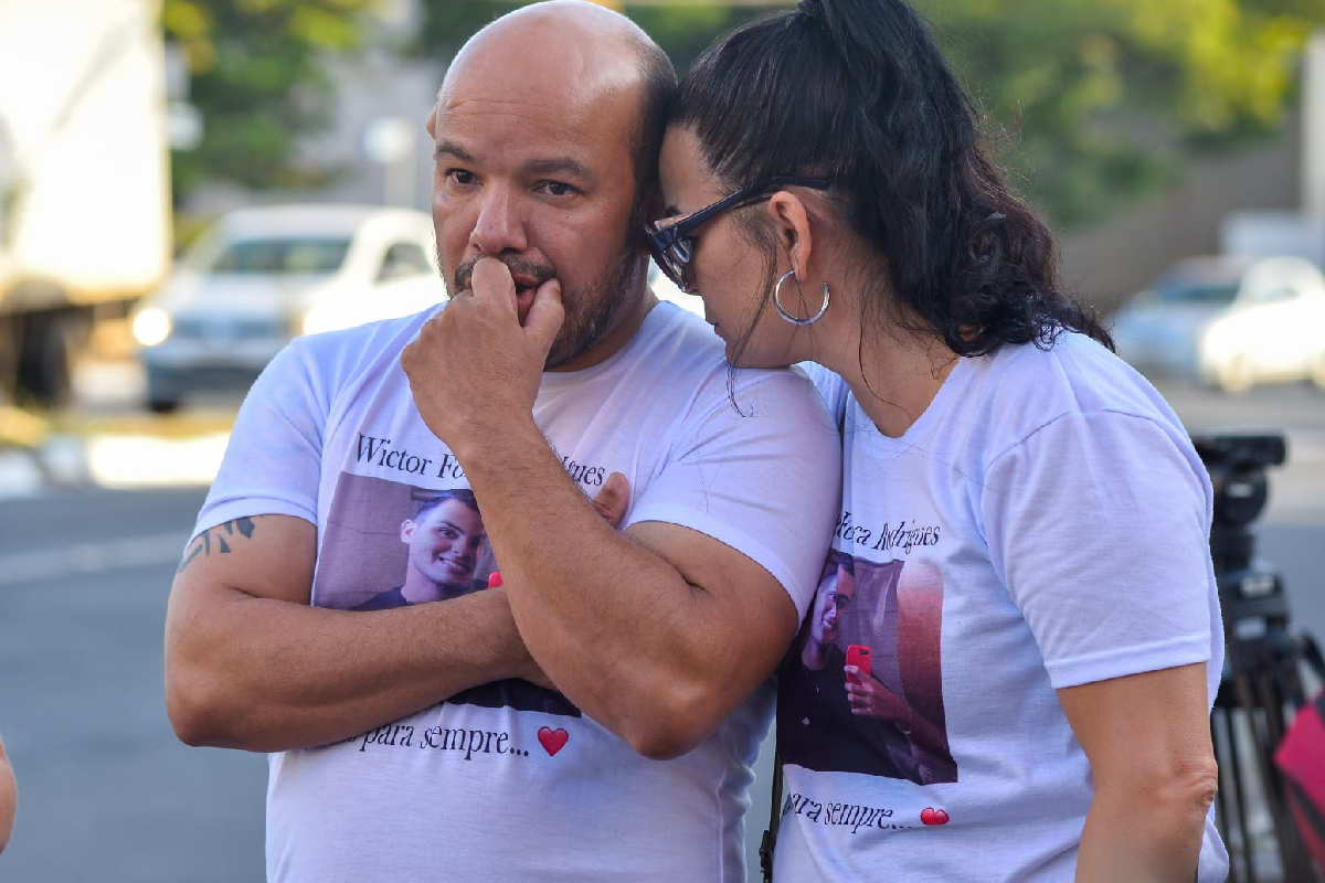 Familiares do jovem Wictor Fonseca, que morreu depois do racha na T-9 (Foto: Jucimar de Sousa - Mais Goiás) 