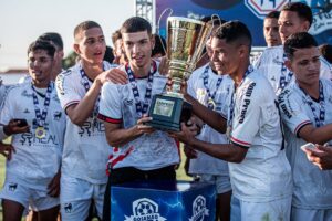 Jogadores do Aragoiânia levantam troféu de Campeão Goiano