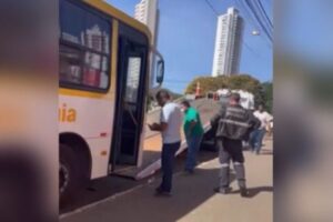 Ônibus é guinchado após estacionar em local proibido, em Goiânia (GO)