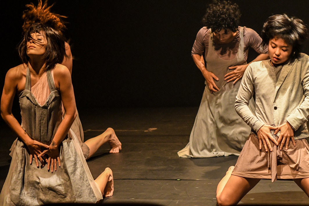 Espetáculo "Estou sem Silêncio" apresenta 4 bailarinas em palco 