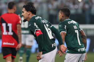 Gustavo Gomez comemora gol pelo Palmeiras