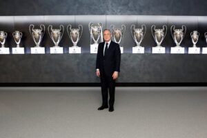 Florentino Perez na sala de troféu do Real Madrid