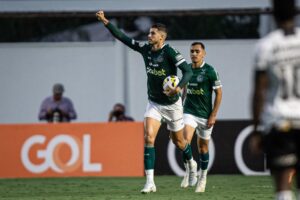 Pedro Raul comemorando gol marcado contra o Ceará