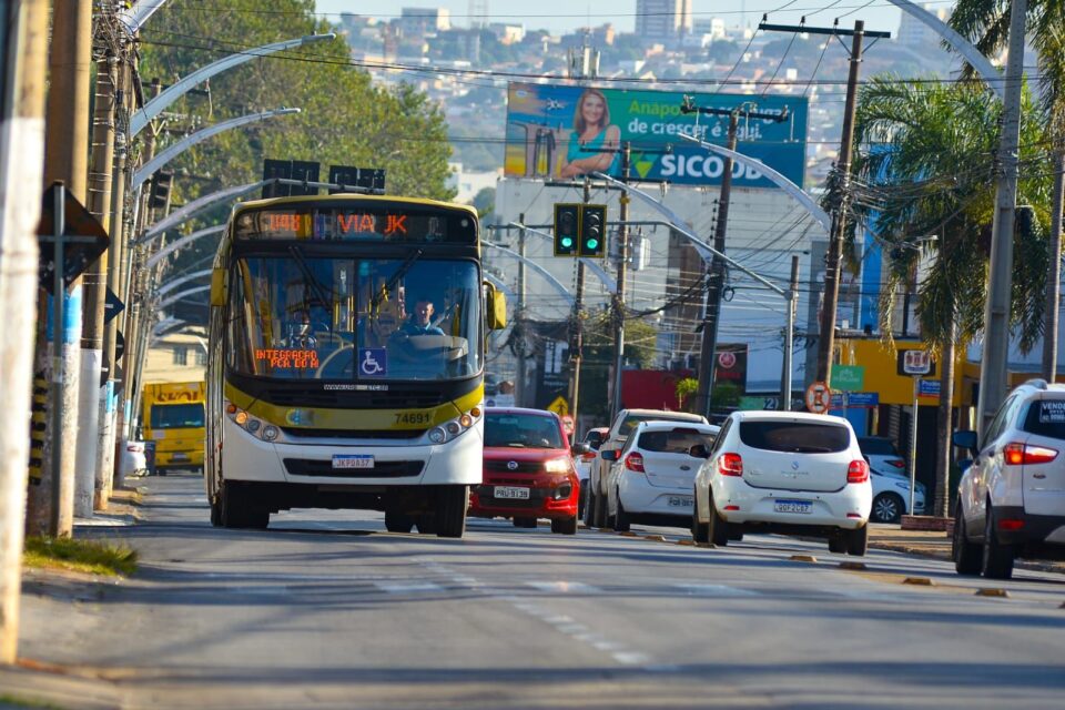 Vítima passou mal e morreu dentro de ônibus do transporte coletivo (Foto: Jucimar de Sousa/Mais Goiás)