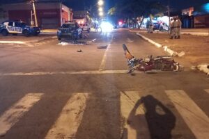 Motociclista morre após bater em viatura da PM no Jardim Novo Mundo, em Goiânia (Foto: DICT)