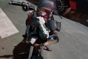 Colisão entre carro e moto deixa motociclista com fratura na perna em Catalão