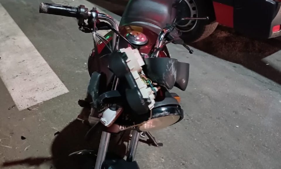 Colisão entre carro e moto deixa motociclista com fratura na perna em Catalão
