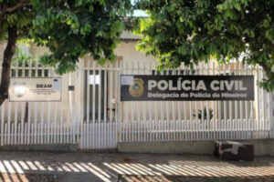A Polícia Militar (PM) prendeu um homem de 51 anos suspeito de ameaçar matar a esposa e as duas filhas. Crime aconteceu por volta das 19h11 do último sábado (11),  no Residencial Alvina Paniago, na cidade de Mineiros, no Sudoeste de Goiás.
