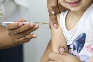 Só 2 de 9 vacinas de rotina chegaram a mais de 50% dos bebês de Goiás; meta é 95%