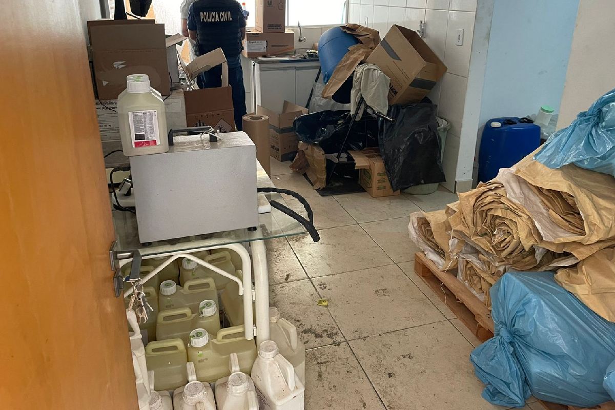 Polícia encontrou maquinários, embalagens, rótulos e balanças, utilizados para manipulação e embalagem do produto (Foto: Divulgação - PRF)