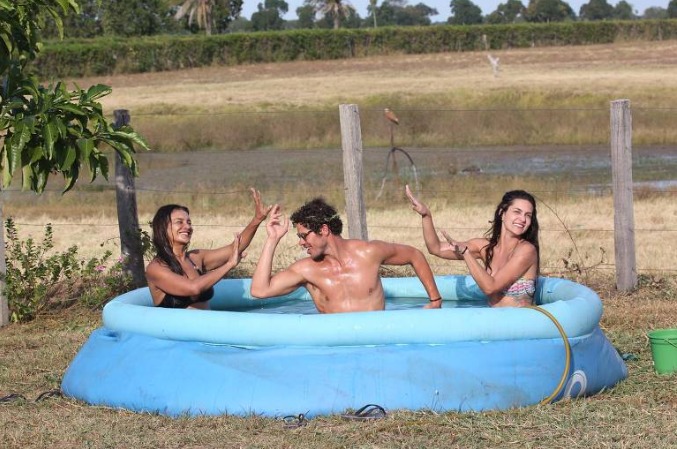 Além do sucesso da novela, elenco faz show nas redes sociais. Bumbum de fora e banho de rio: Atores mostram bastidores de 'Pantanal'