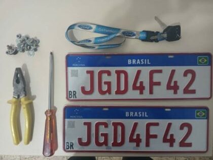 Placas encontradas dentro da mochila de suspeito. (Foto: Policia Civil)
