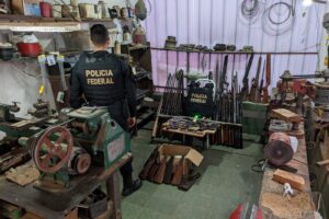 Um homem que exercia a profissão de armeiro ilegalmente foi preso com mais de 30 armas no município de Caiapônia. (Foto: divulgação/Polícia Federal)